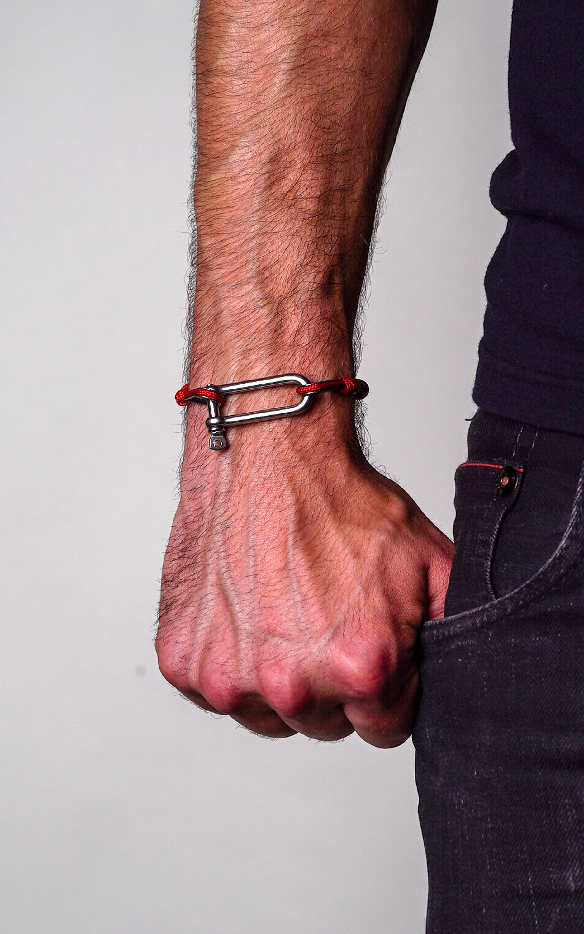 How to Make a Paracord Survival Bracelet How to Make a Paracord Survival Bracelet
